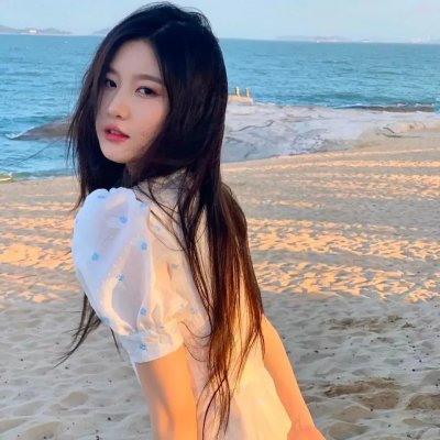 穿黄睡衣的女孩